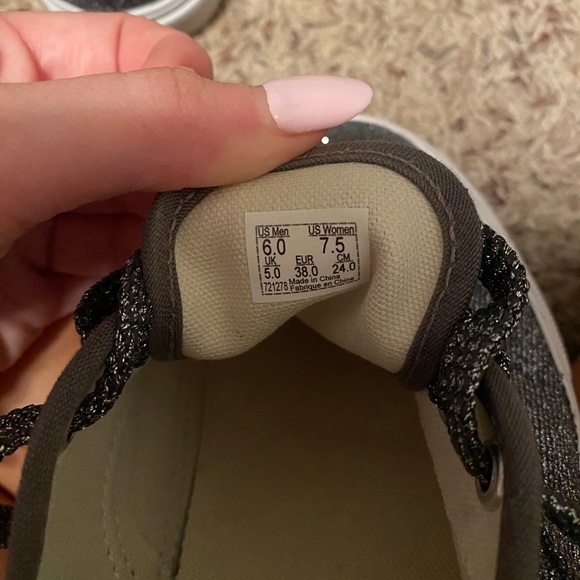 Vans - Picture 2 of 5